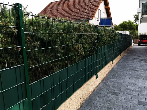 Doppelstabzaun mit Hecke in Neuwied: Zaunbau bis Köln – Ihr Gartenprofi